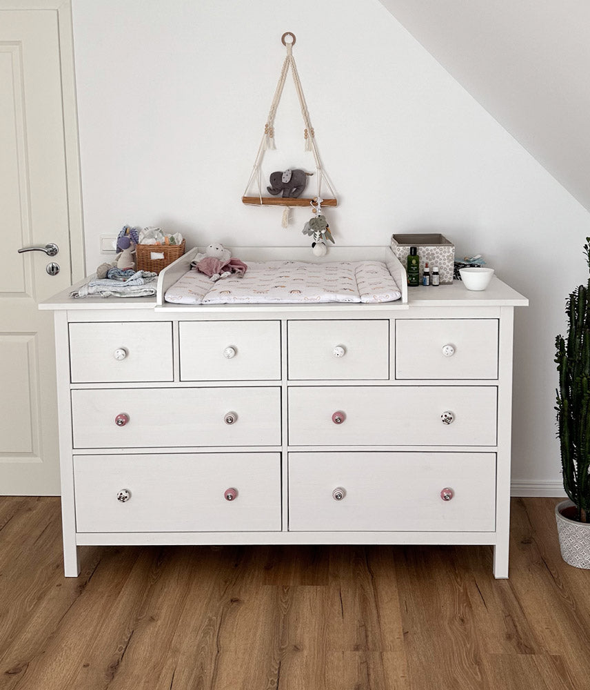 Instagram Userin Jussi nutzt ihre große weiße Hemnes Kommode mit Wickelaufatz und Wickelauflage als Wickelkommode.