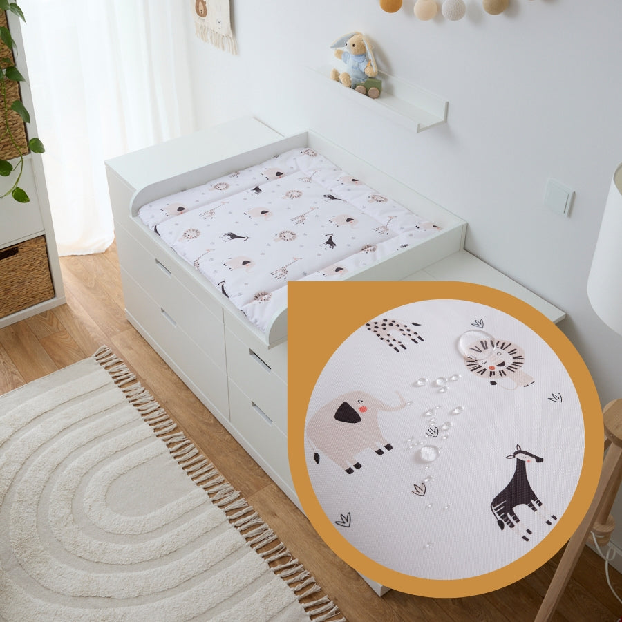 Eine Wickelauflage, die in einem Wickelaufsatz auf einer Nordli Kommode von iKEA liegt - alles in der Farbe weiß gehalten. In einer als Kreis dargestellten vergrößerten Ansicht wird dargestellt, dass die Auflage wasserabweisend ist.