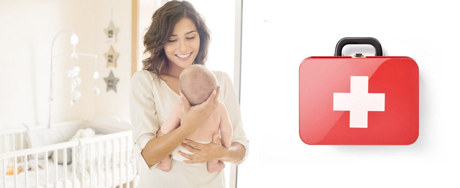 Eine Frau hält ein Baby in den Armen.