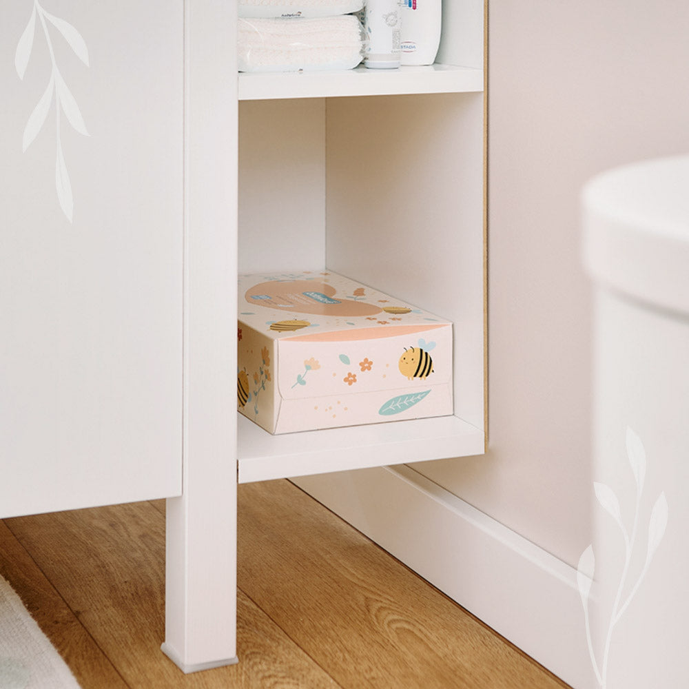 Detailansicht eines Regalfachs im Stauraumregal der Hemnes Wickelkommode.