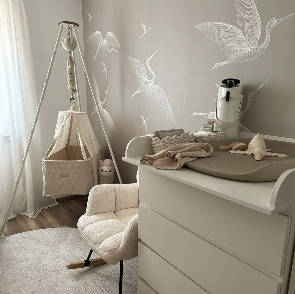 Instagram Userin emine.interior zeigt ihr Babyzimmer mit weißer Malm Kommode und Wickelaufsatz.