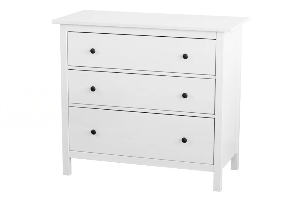 Weiße Hemnes Kommode mit 3 Schubladen von IKEA.