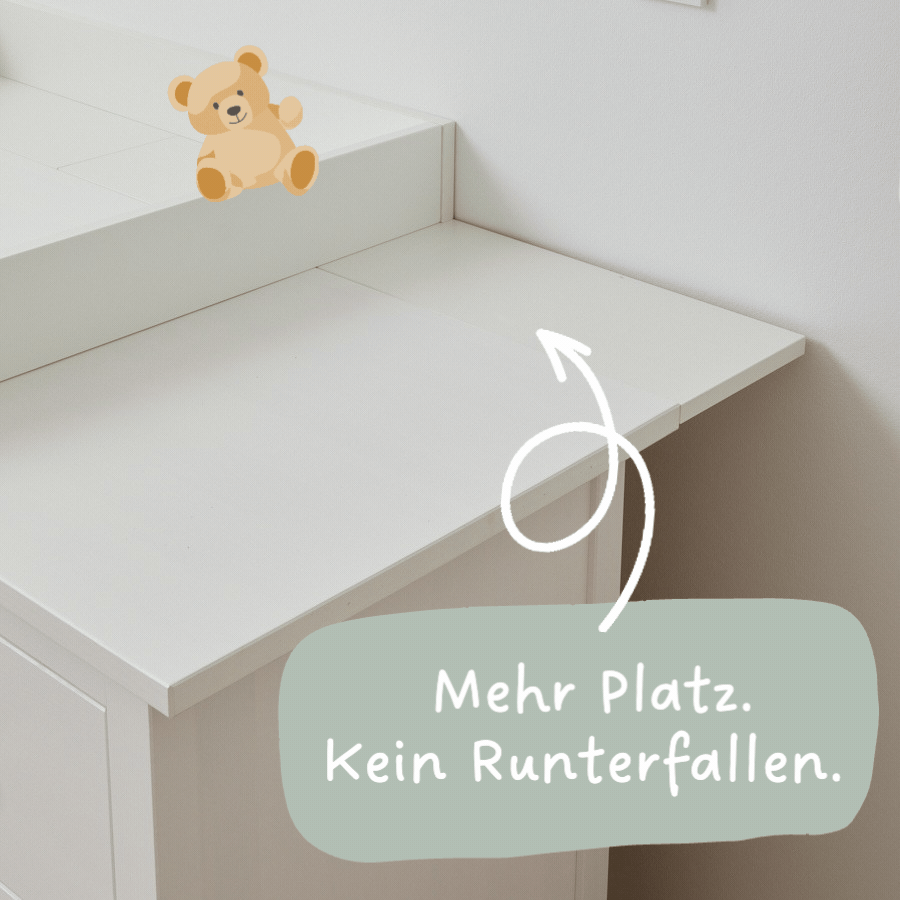 IKEA Hemnes Kommode mit einem weißen Wickelaufsatz. Durch ein Brett wird die Lücke zwischen Wand und geschlossen.