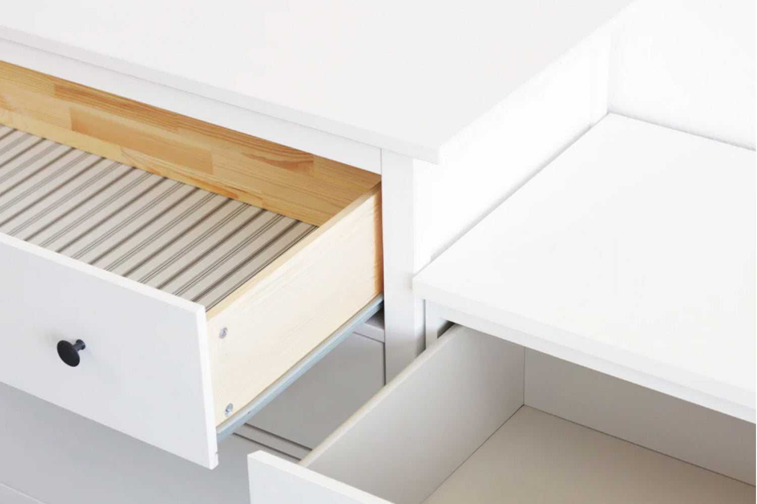 Hemnes und Malm Kommode nebeneinander mit geöffneten Schubladen.