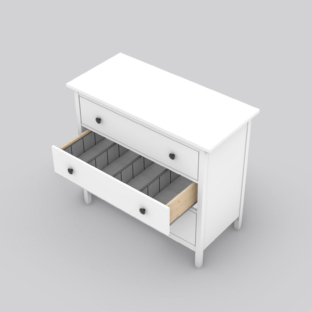 Weiße Hemnes Kommode von IKEA mit grauen Schubladen Organizern.