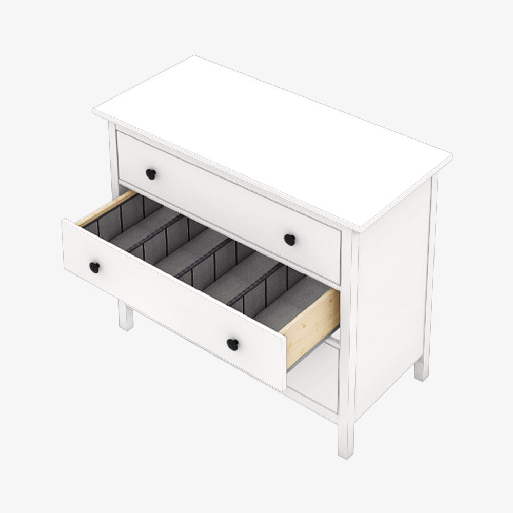 Weiße Hemnes Kommode von IKEA mit grauen Schubladen Organizern.