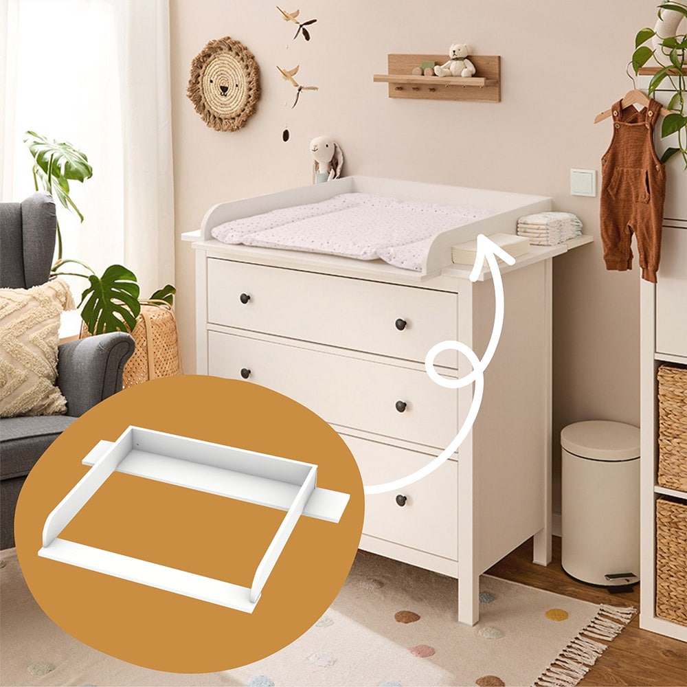 Weiße Hemnes Kommode mit Wickelaufsatz und Wickelauflage.