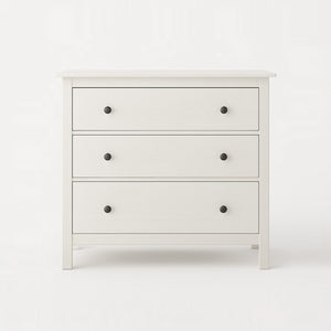 Voderansicht einer weißen IKEA Hemnes Kommode mit 108 cm Breite