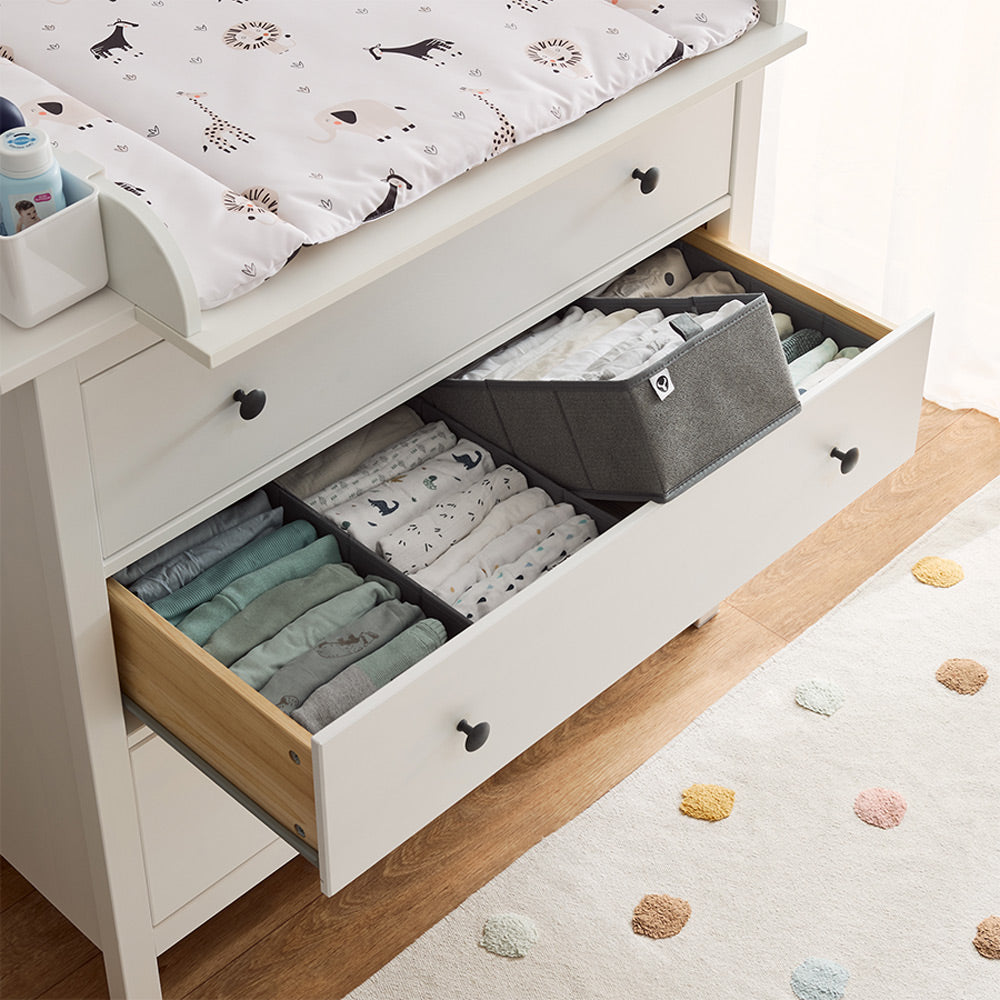 Eine Schublade in einer IKEA Hemnes Wickelkommode wurde mit 4 gefüllten Organizern gefüllt.