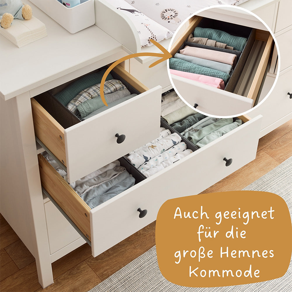 Mit grauen Schubladen Organizern gefüllte Schubladen in einer IKEA Hemnes Kommode.