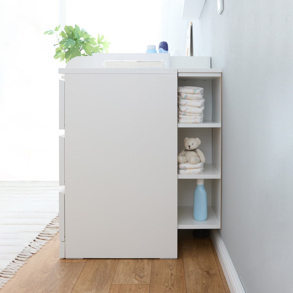 Malm Kommode als Wickeltisch mit Wickelaufsatz, Stauraumregal und Wickel-Utensilien.