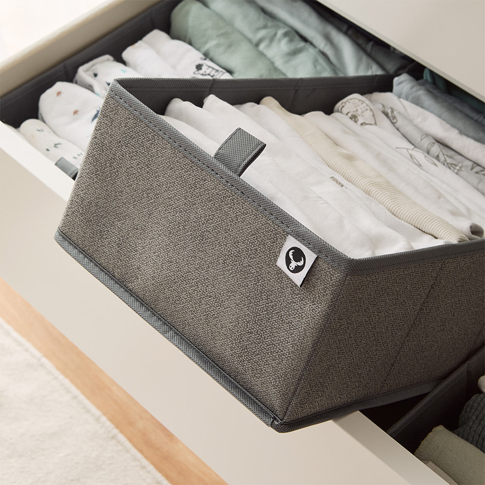3 Faltboxen für die Malm Kommode, die sich dank Grifflasche einfach aus der Schublade herausnehmen lassen.