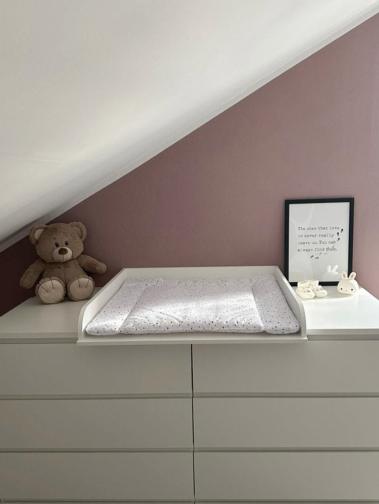 Instagram Userin julz_vrz zeigt ihre weiße Malm Kommode mit passendem Wickelaufsatz und Wickelauflage.