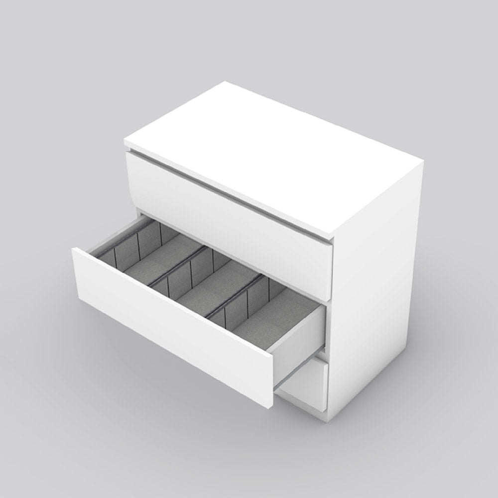 Malm Kommode von IKEA mit einer ausgezogenen Schublade, die mit 3 grauen Schubladen Organizern gefüllt sind.