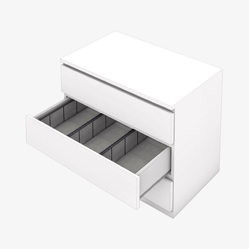 Malm Kommode von IKEA mit einer ausgezogenen Schublade, die mit 3 grauen Schubladen Organizern gefüllt sind.