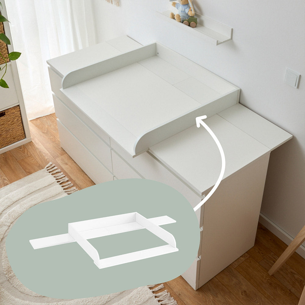 Einzelansicht von einem weißen Wickelaufsatz für die 160 cm breite Malm Kommode von IKEA.