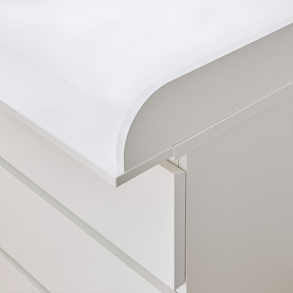 Detailaufnahme vom Malm Wickelaufsatz mit einem abgerundeten Seitenteil.