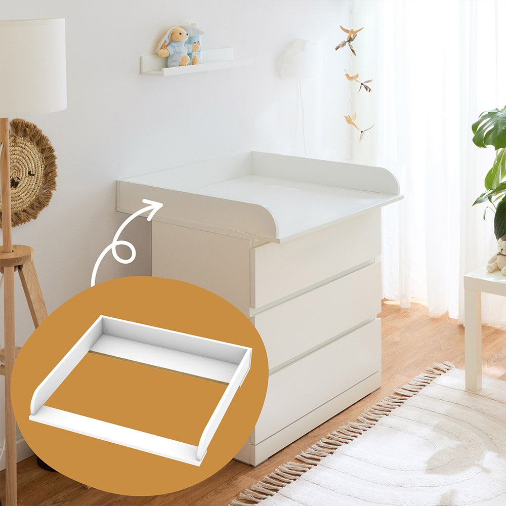 Kleine Malm Kommode mit Wickelaufsatz in einem Kinderzimmer.