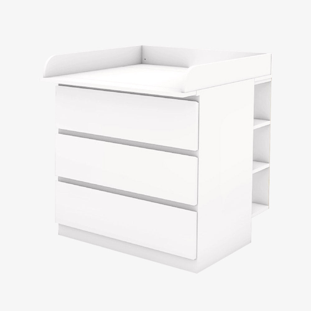 IKEA Malm Kommode mit einem Wickelaufsatz und einem dahinter angebrachten Stauraumregal.
