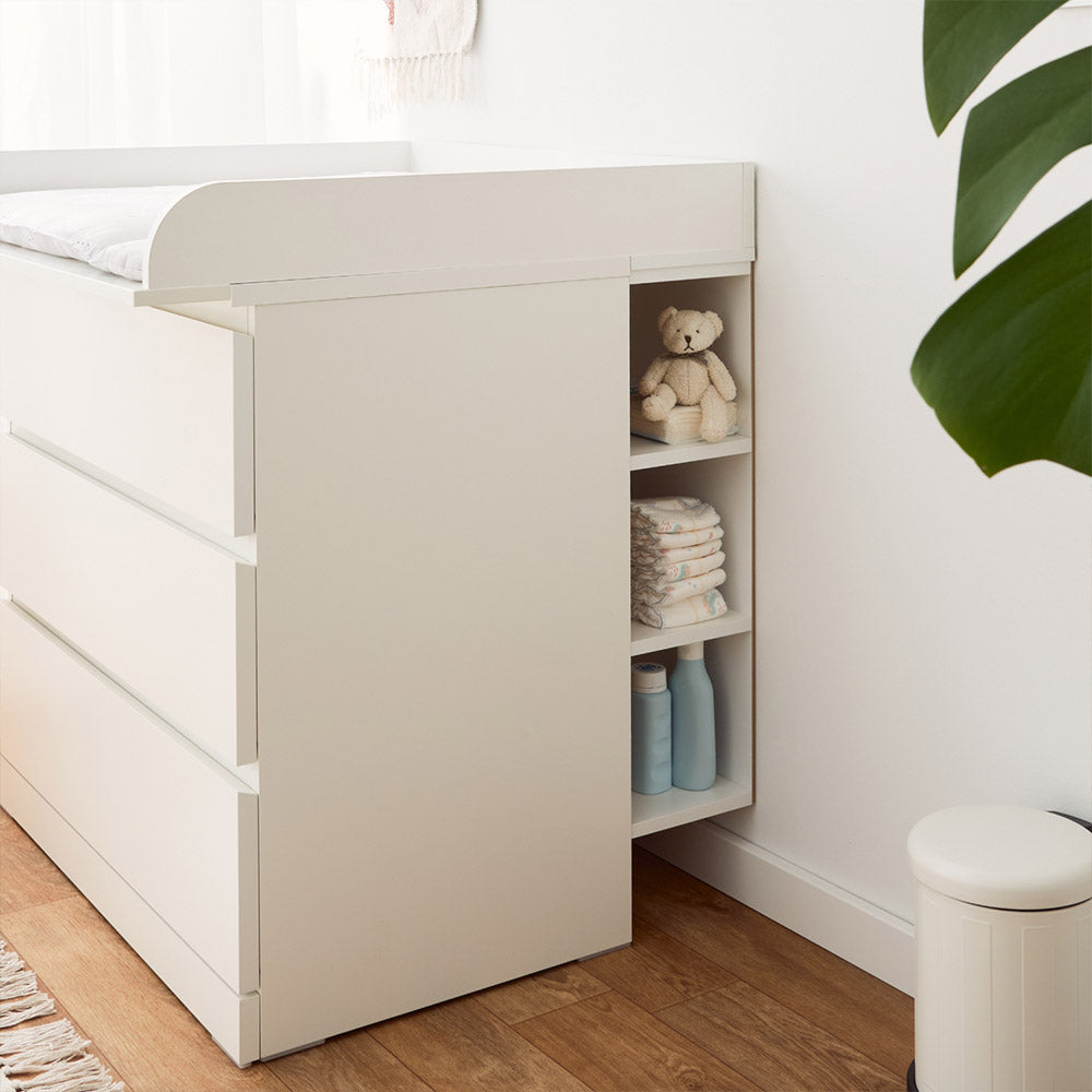 Stauraumregal mit 3 Fächern für eine IKEA Malm Kommode, die dank Wickelaufsatz als Wickelkommode genutzt wird.