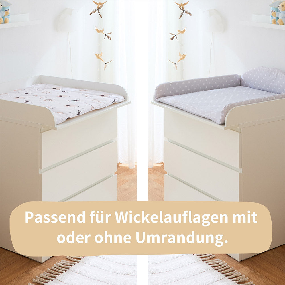 Vergleichsfoto einer Wickelauflage mit und ohne Umrandung auf einer Malm Wickelkommode.