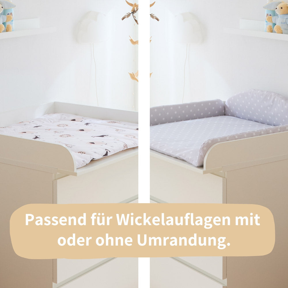 Vergleichsfoto einer Wickelauflage mit und ohne Umrandung auf einer Malm Wickelkommode.