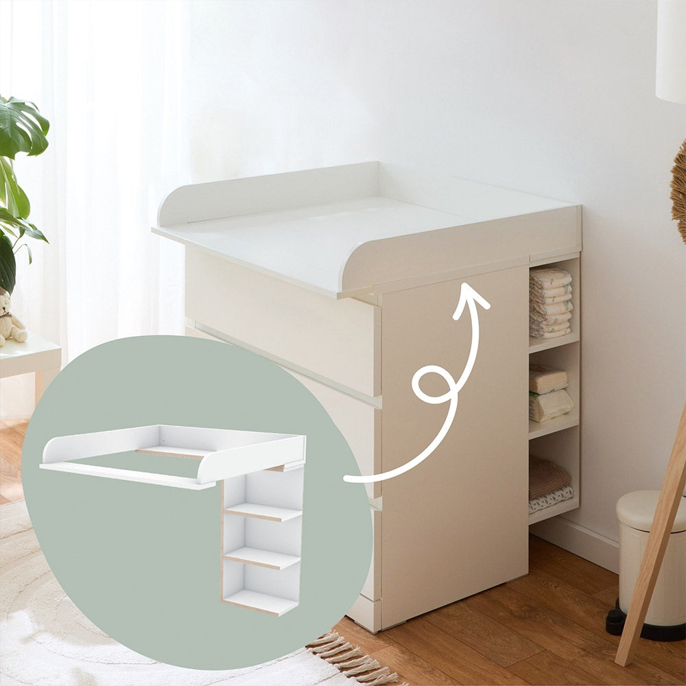 Weiße IKEA Malm Kommode mit Wickelaufsatz und Stauraumregal.