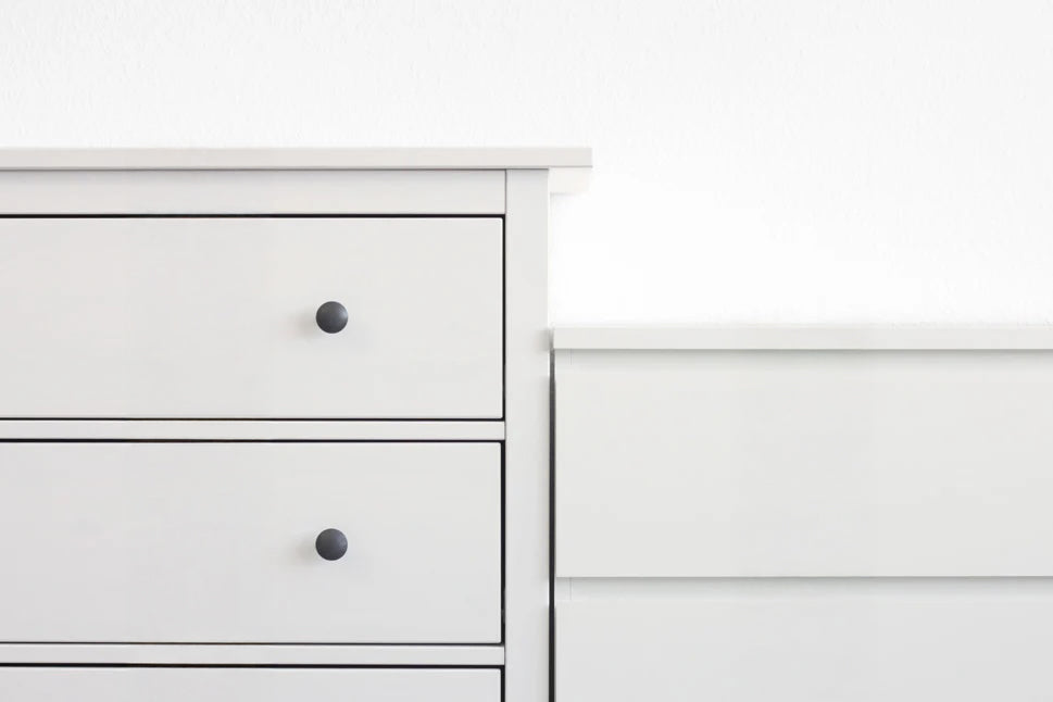 Vergleichsfoto einer Hemnes und Malm Kommode, auf dem man den Höhenunterschied sieht.