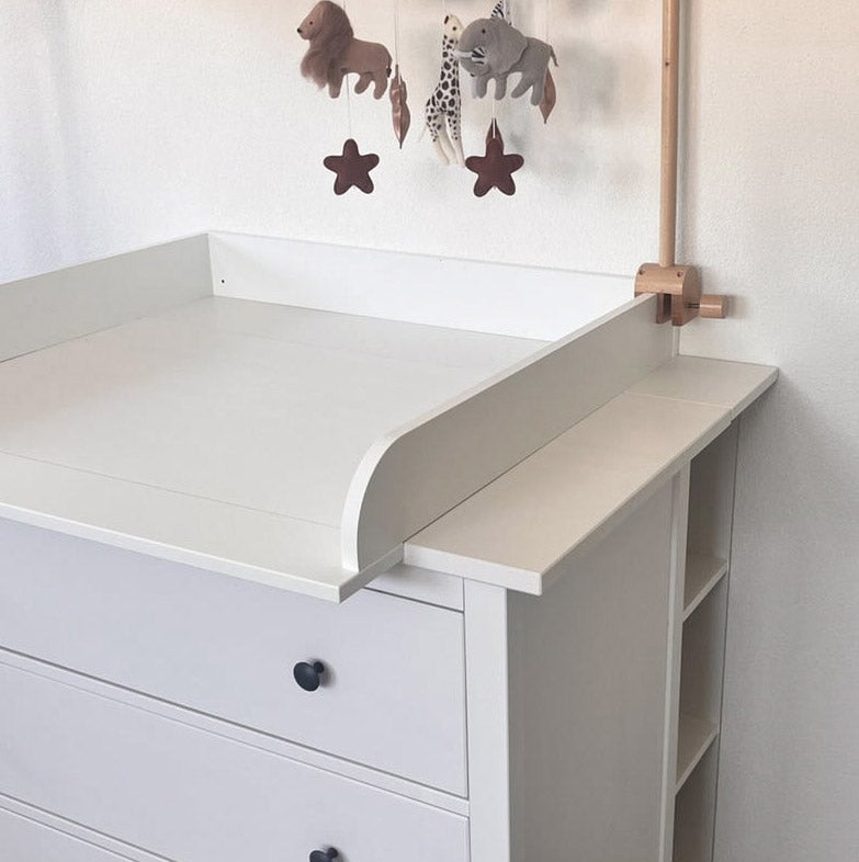 Instagram Nutzerein mrs.lena.de zeigt ihre weiße Hemnes Kommode, welche sie mit Wickelaufsatz und Stauraumregal zur Wickelkommode umfunktioniert hat.