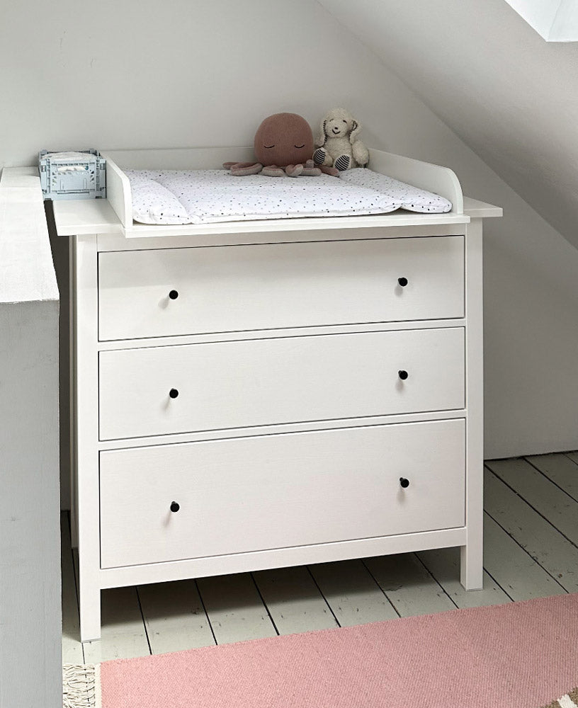 Instagram Nutzer myverown.journey zeigt die 108 cm breite Hemnes Kommode mit passendem Wickelaufsatz und Wickelauflage.