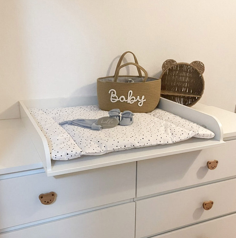 Instagram Nutzer olive.shome nutzt die große Malm Kommode dank Wickelaufsatz und Wickelauflage als Wickelkommode.