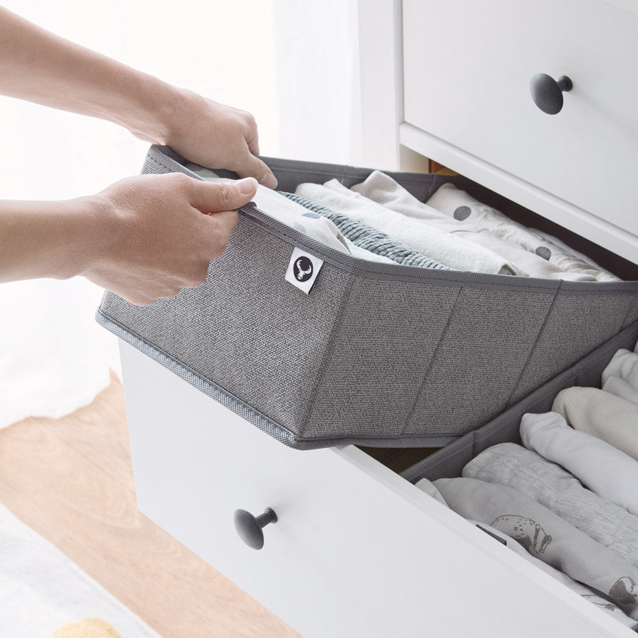 Grau melierte Schubladen Organizer mit Babykleidung für die Hemnes Kommode von IKEA.