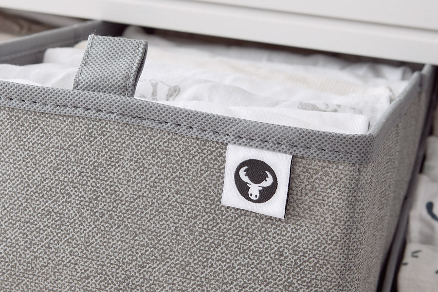 Nahaufnahme von einem grau melierten Schubladen Organizer mit Grifflasche.