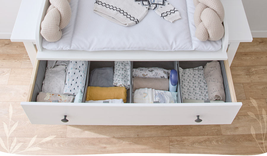 Mit Organizern und Baby Zubehör gefüllte Schublade in einer Hemnes Wickelkommode.