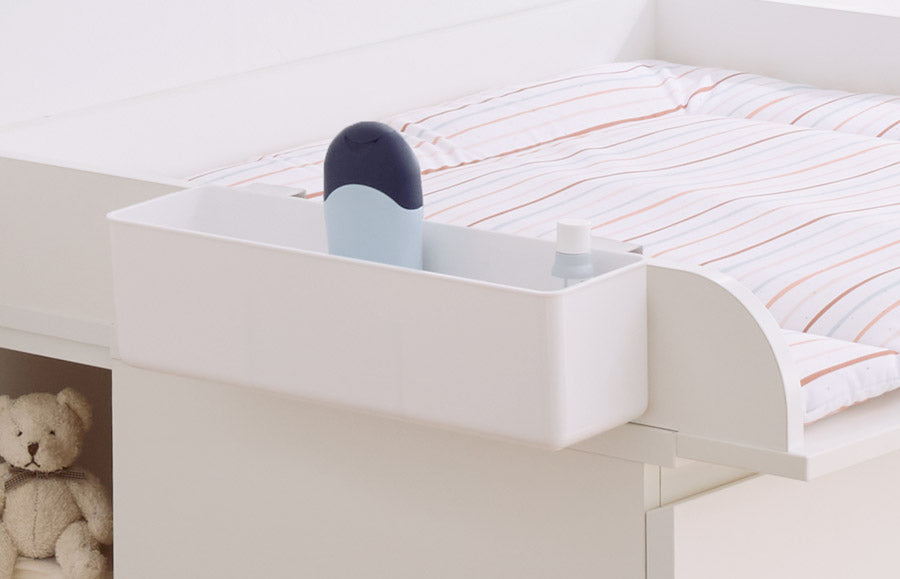 Wickeltisch Organizer, der seitlich an einem Wickelaufsatz hängt.