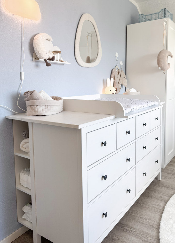 Instagram Nutzerin sanders_style zeigt ihre große Hemnes Kommode, die sie mittels Wickelaufsatz und Stauraumregal als Wickelkommode nutzt.