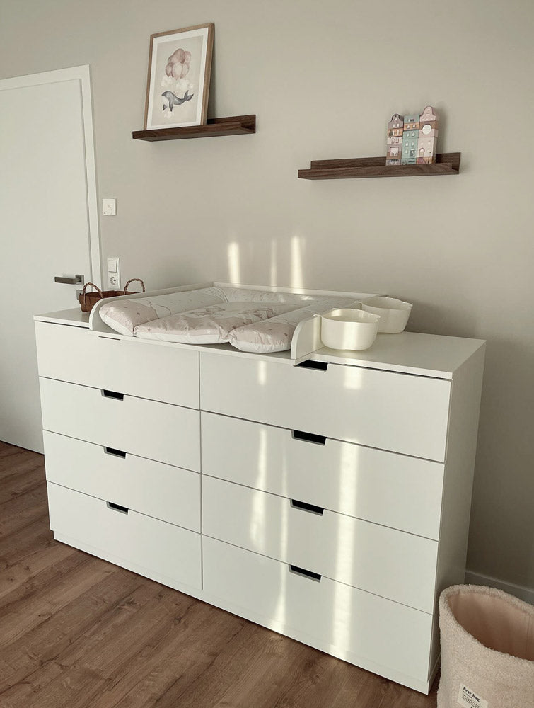 Instagram Nutzerin sara_ohneh zeigt ihre Nordli Kommode, die sie mittels Wickelaufsatz als Wickelkommode nutzt.