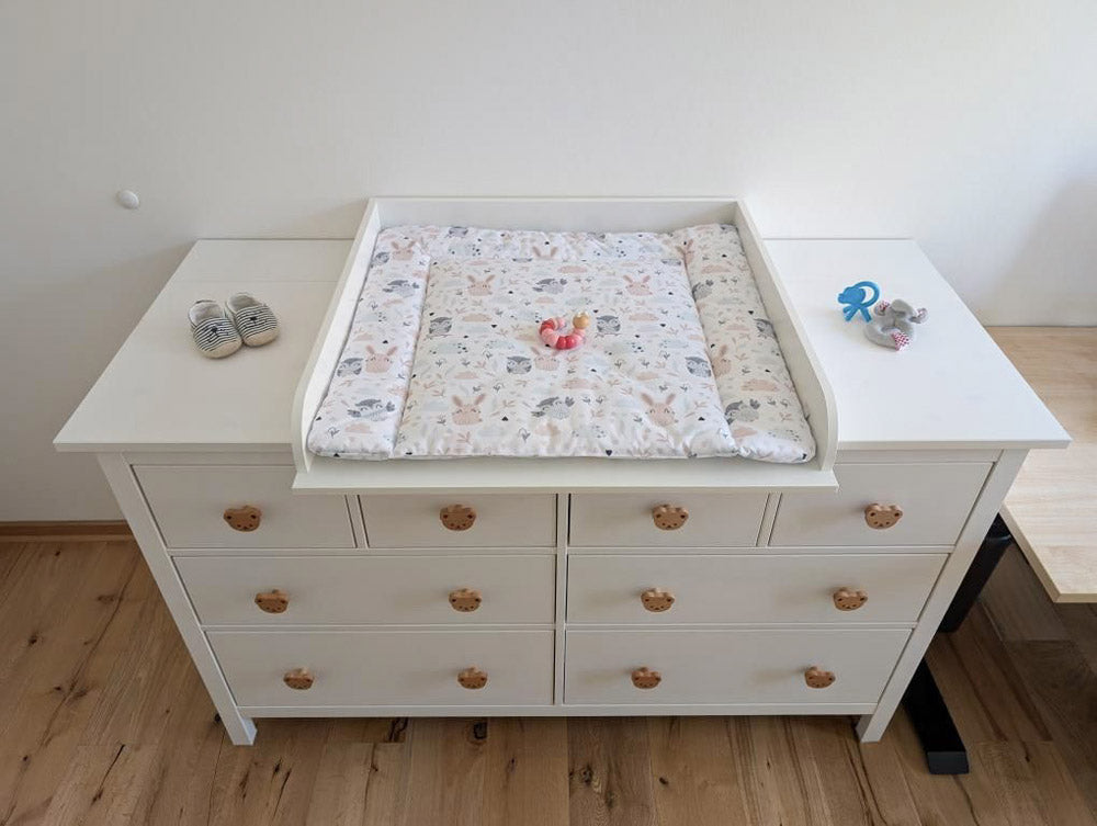 Instagram Nutzerin Sibbl zeigt ihre weiße Hemnes Kommode mit Wickelaufsatz und Wickelauflage.