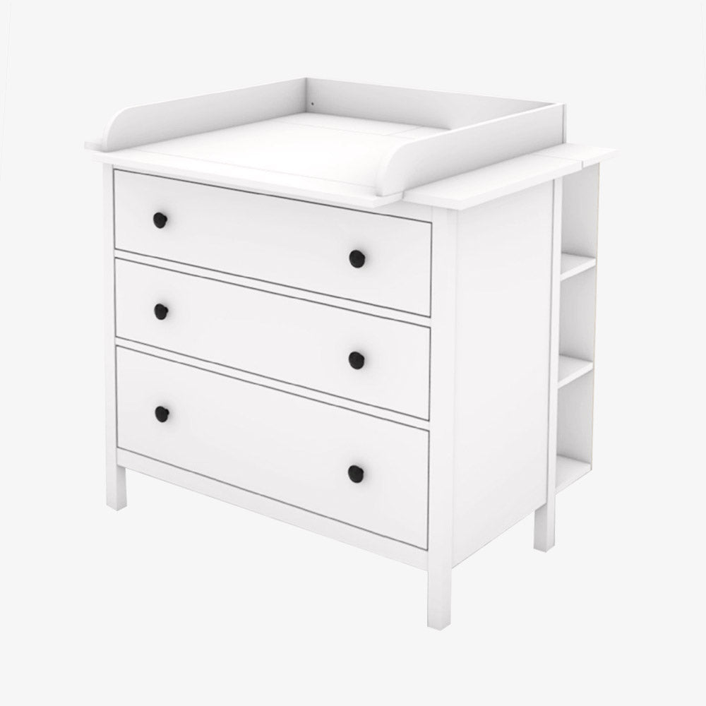 Eine weiße Hemnes Kommode von IKEA mit 3 Schubladen wurde durch einen passenden Wickelaufsatz und ein Stauraumregal auf der Rückseite ergänzt.