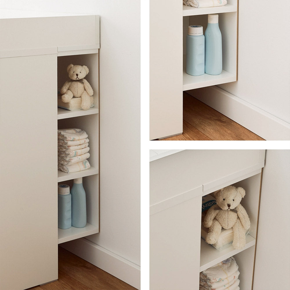 Detailansichten des Malm Stauraumregals. Die 3 Fächer sind gefüllt mit Windeln, einem Teddy und Flaschen.