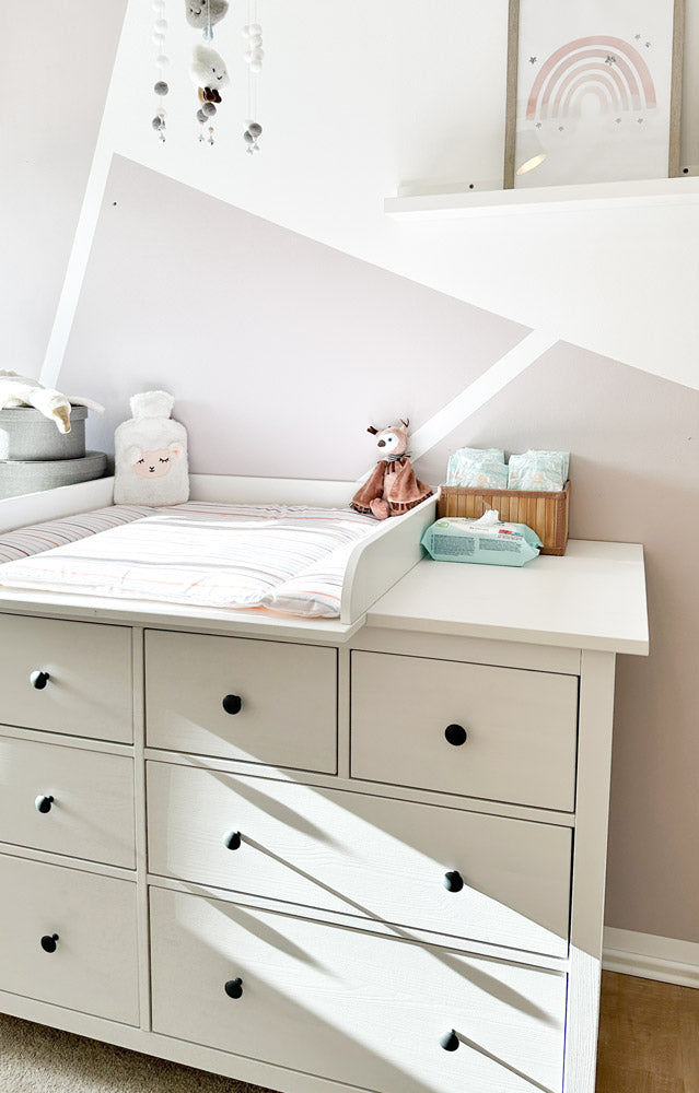 Instagram Userin susanne zeigt ihre weiße, große Hemnes Kommode mit passendem Wickelaufsatz.