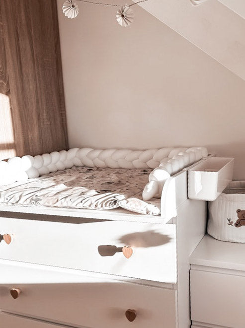 Instagram Nutzerin Vivileiin zeigt ihre weiße Malm Kommode mit Wickelaufsatz, Wickelauflage und Wickeltisch Organizer.