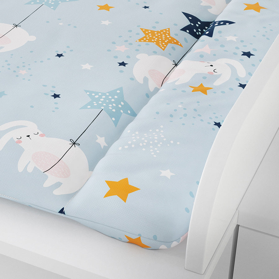 Wickelauflage mit Sternen und Hasen auf dem Wickelaufsatz fuer die Ikea Kommode Nordli