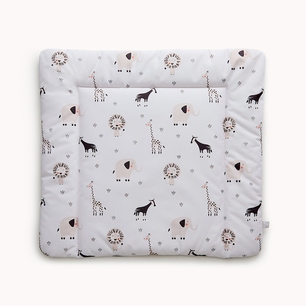 Eine weiße Wickelauflage mit einem abwaschbaren Bezug und Safari-Tieren, wie Giraffen, Löwen, Okapis und Elefanten