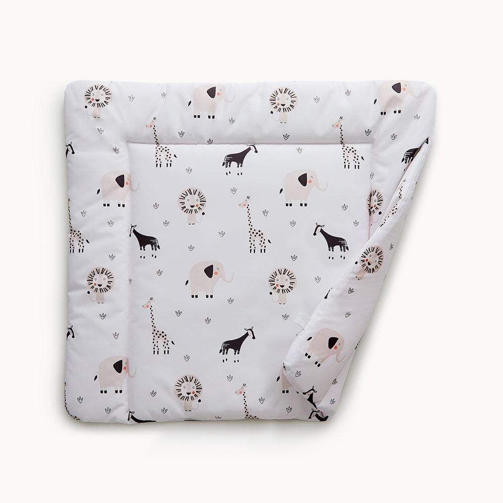 Weiße Wickelaufage Safari mit verschiedenen afrikanischen Tiermotiven - eine Ecke ist nach hinten gefaltet, so dass der beidseitige Druck zu sehen ist.