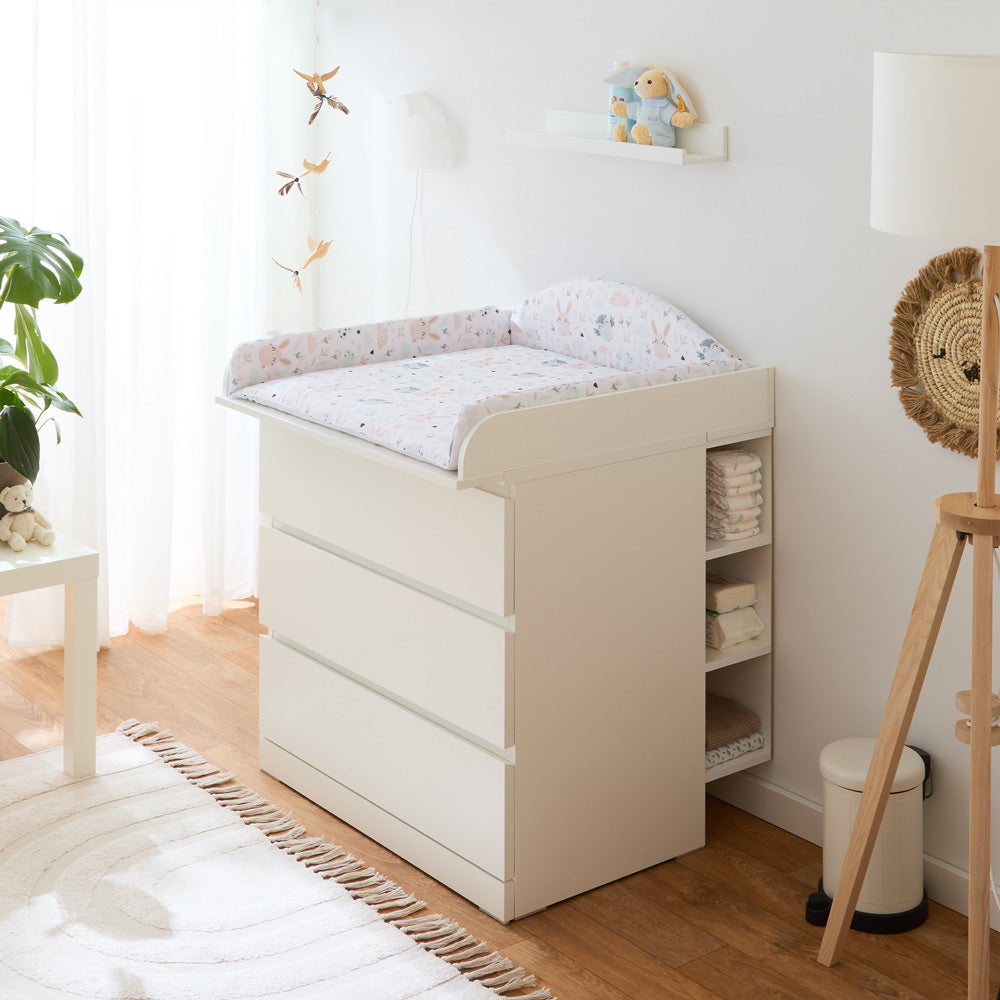 Malm Kommode von IKEA mit Wickelaufsatz, Wickelauflage mit Eulen- und Hasenmuster und Stauraumregal.