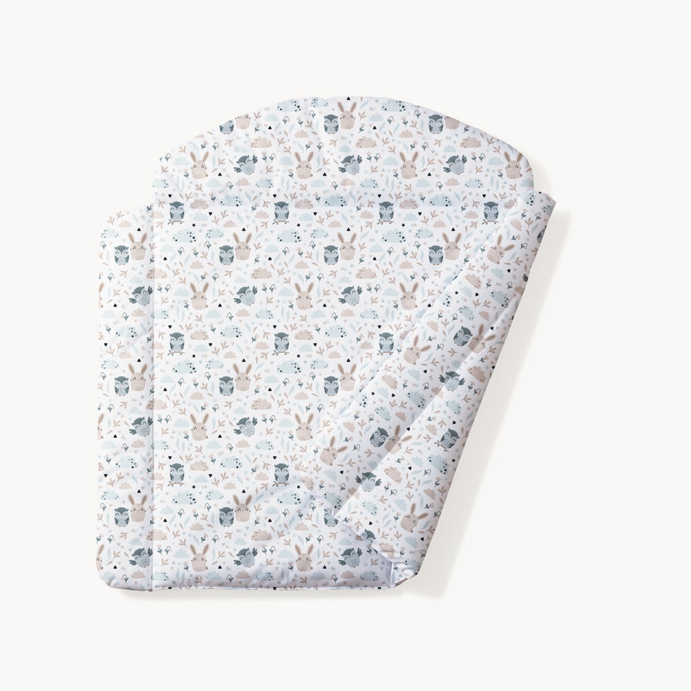 Beidseitig bedruckte Wickelauflage mit Eulen- und Hasenmuster und beweglicher Umrandung.