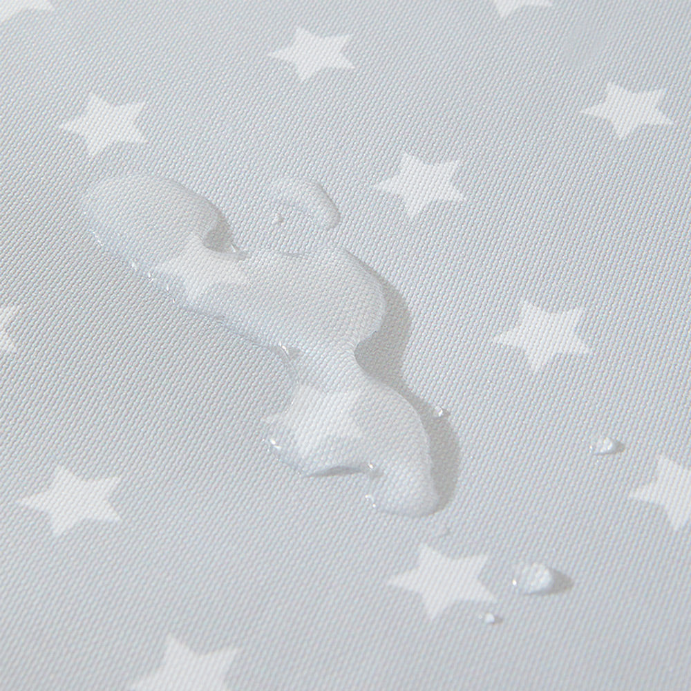 Nahansicht einer wasserabweisenden Wickelauflage mit Sternenmuster.