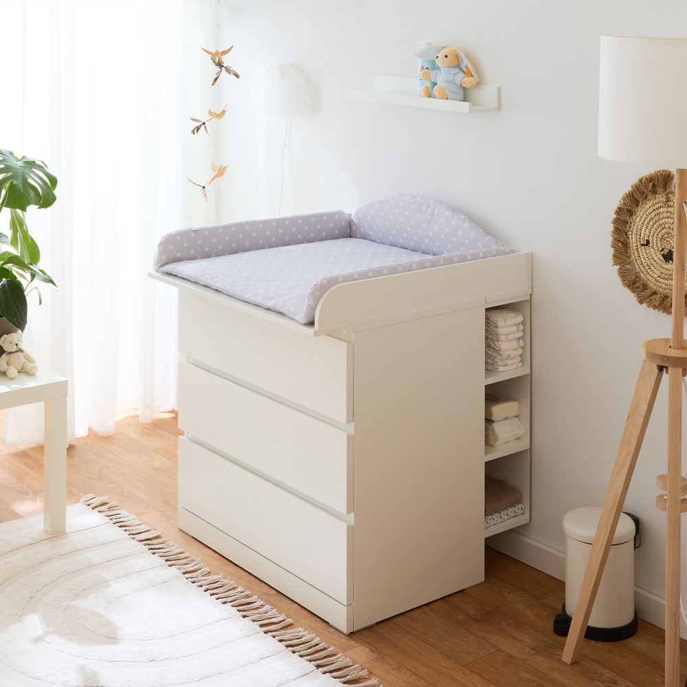 Malm Kommode von IKEA mit Wickelaufsatz, Wickelauflage mit Sternchen und Stauraumregal.