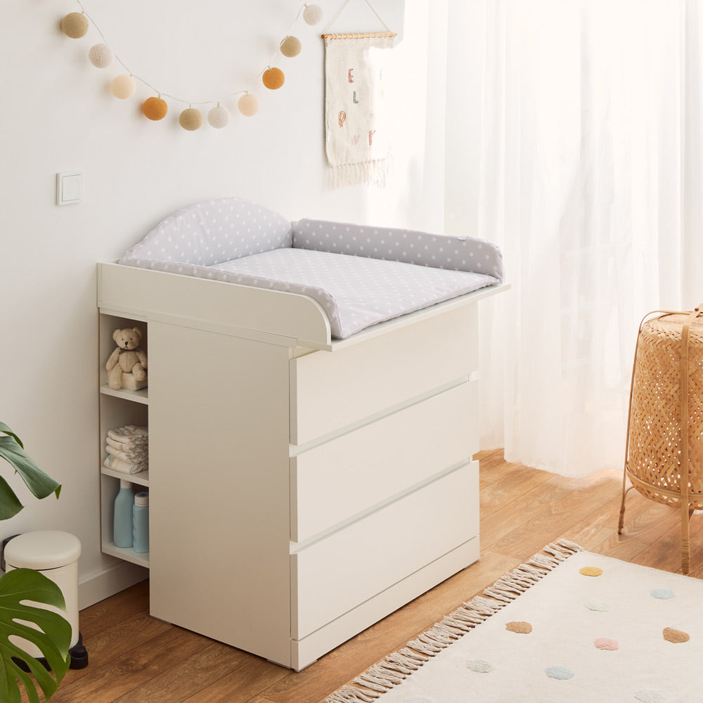 Malm Wickelkommode mit Wickelauflage mit Sternenmuster.